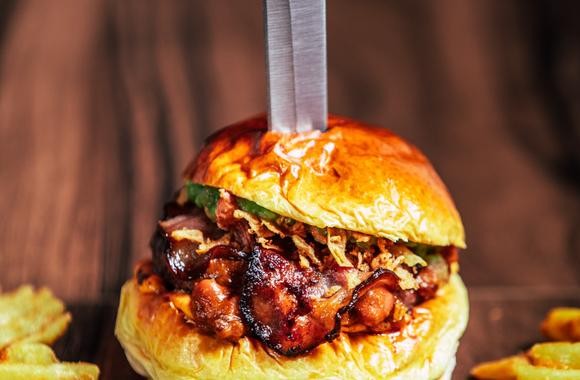 Hamburguesa de Chaca Burger con un cuchillo clavado en el pan