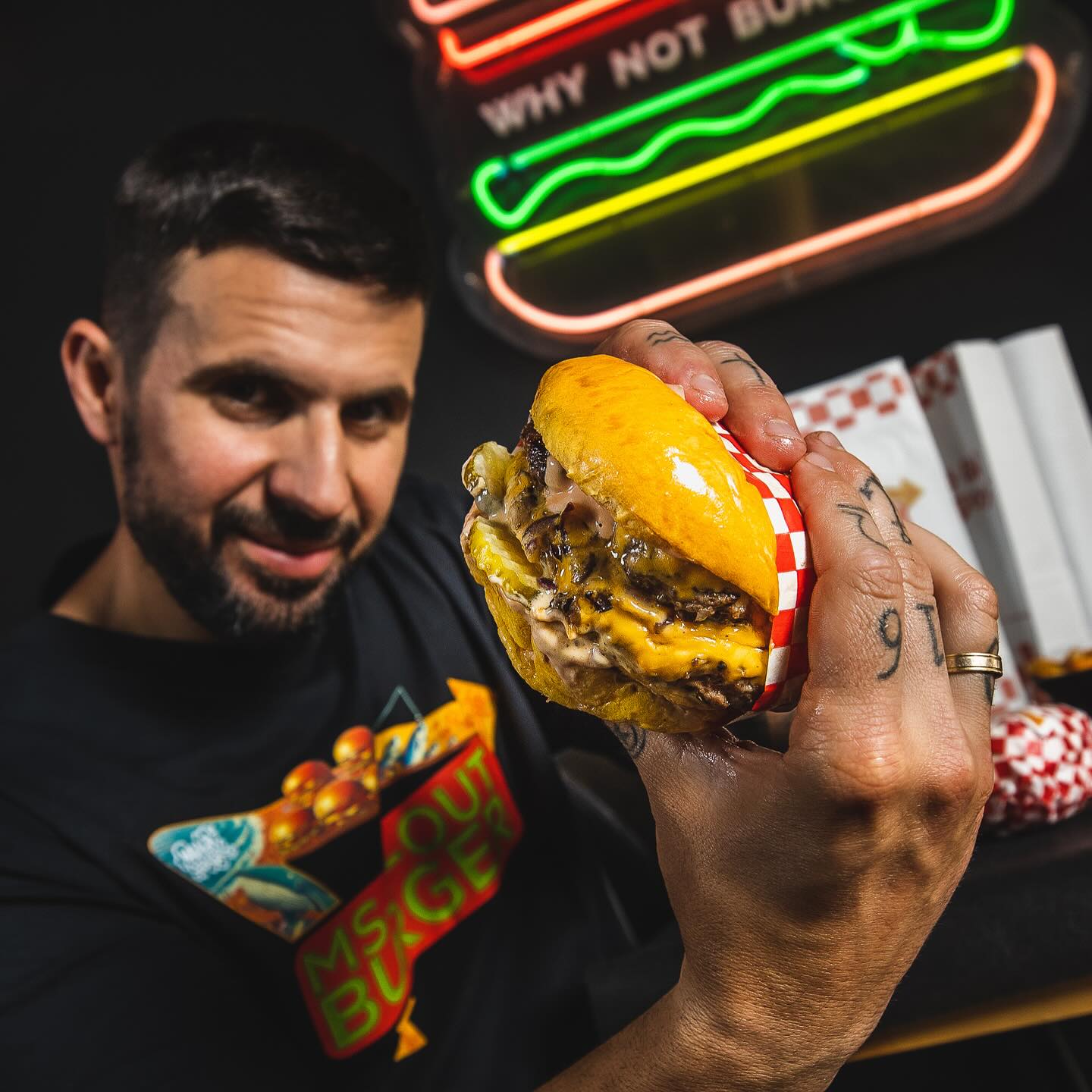 Hamburguesa con queso de DAK Burger, sostenida en primer plano
