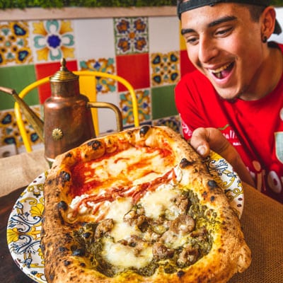 Pizza napolitana de Terra Mía presentada a la mesa