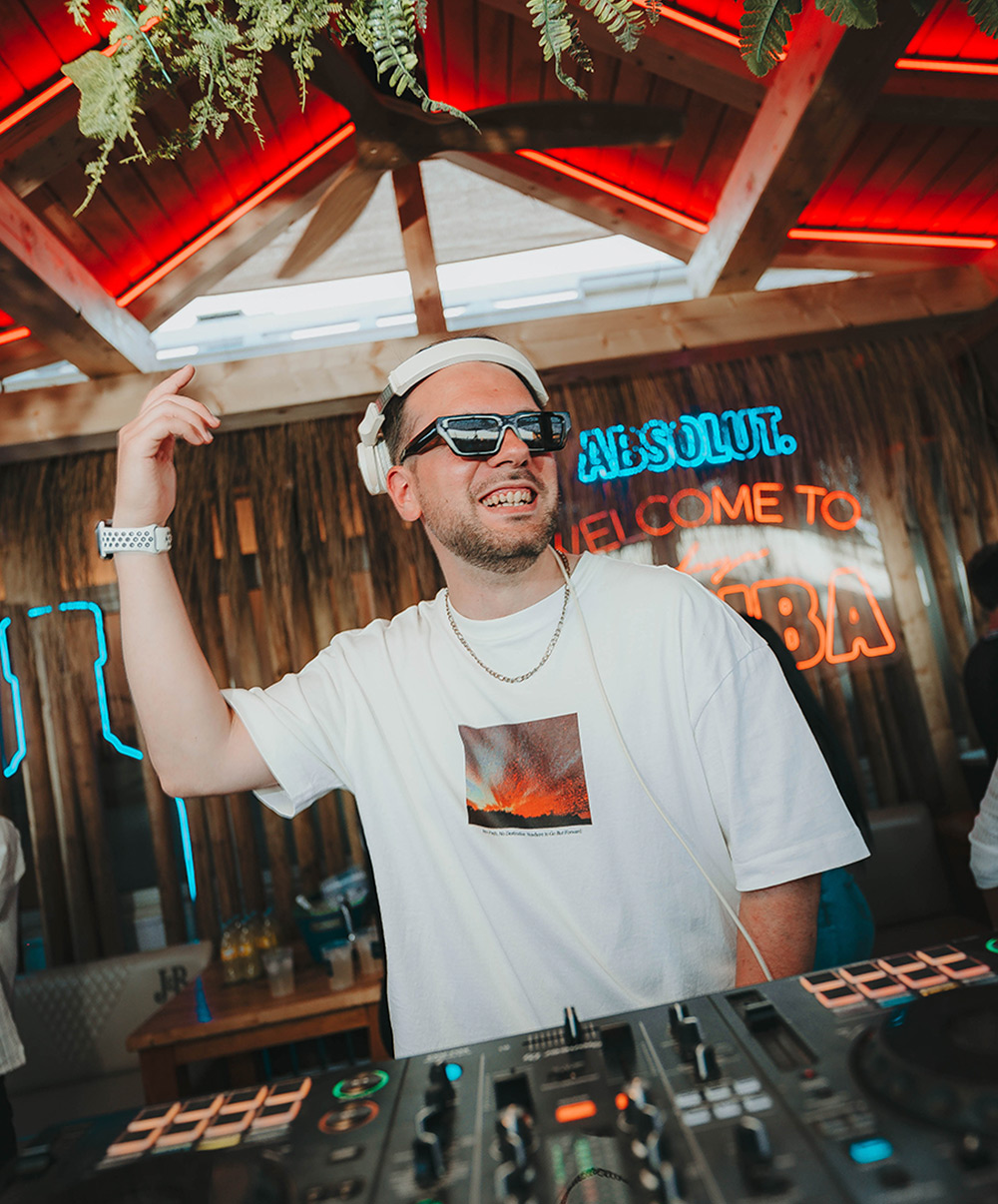 Sesión de DJ en Playa Aruba