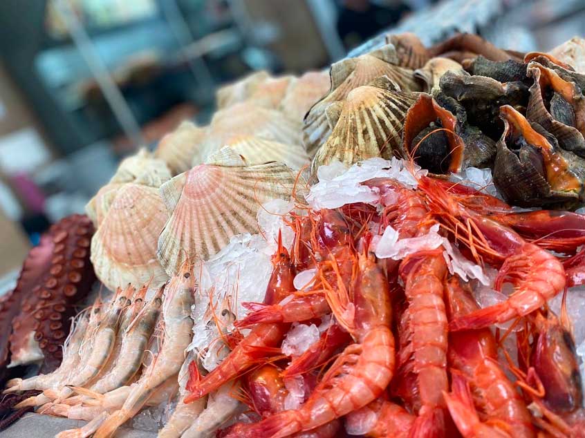 Exposición de gambas, cigalas y otros mariscos en Taberna Alaska
