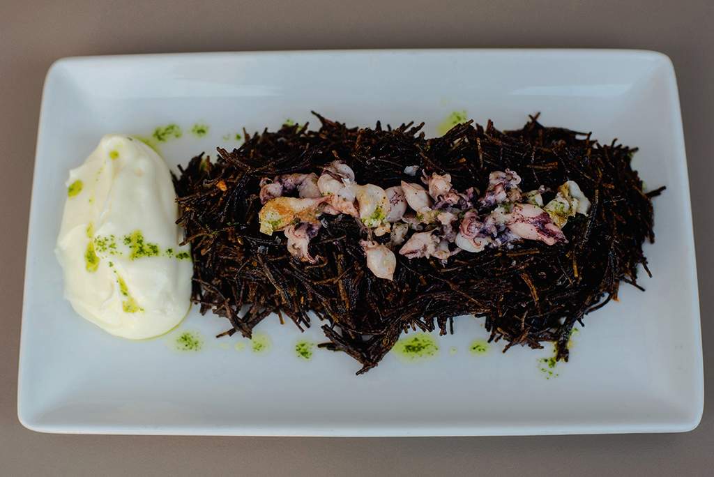 Fideos negros con calamaritos y alioli de Uvedoble Taberna