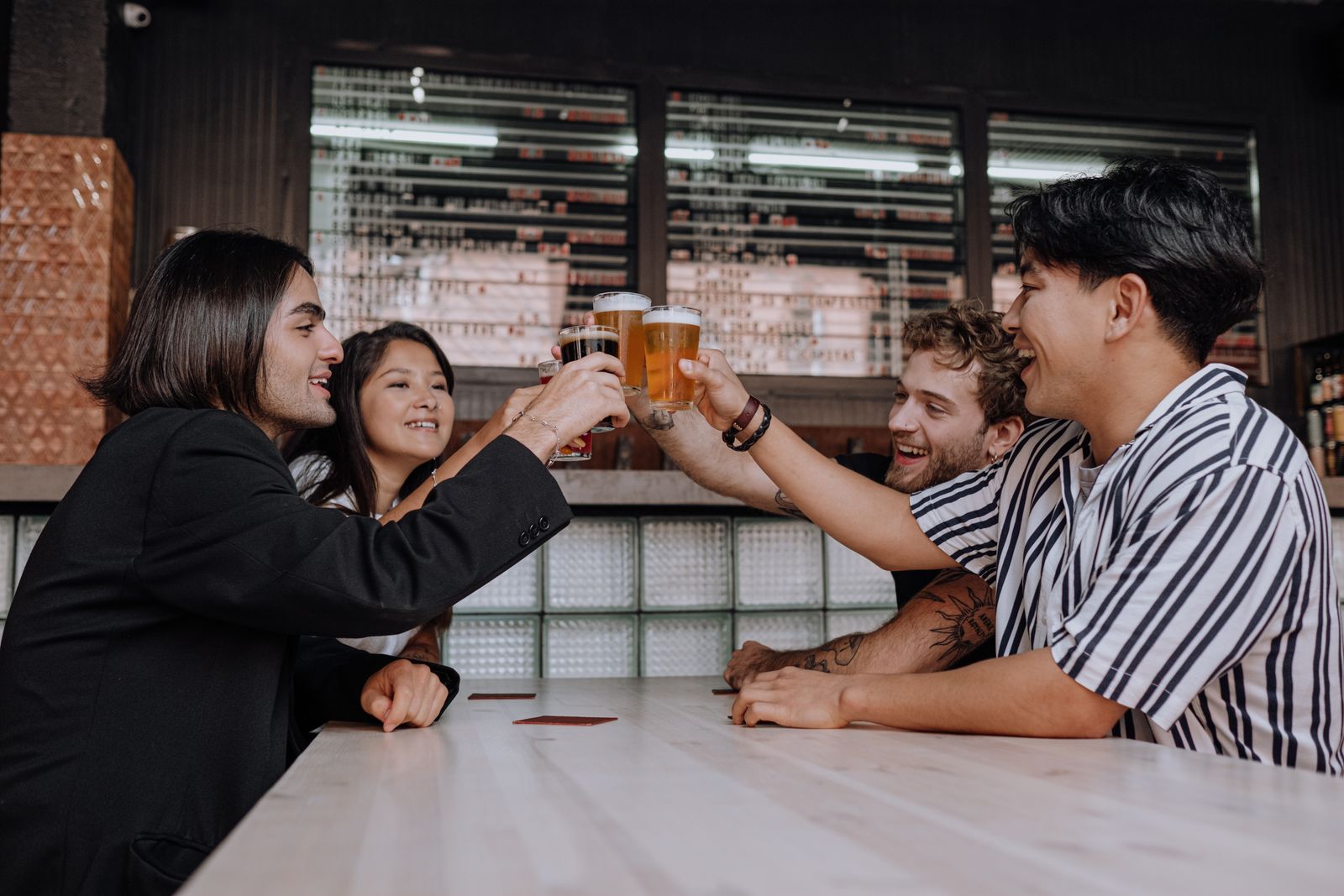 Un grupo de amigos adultos brindando juntos