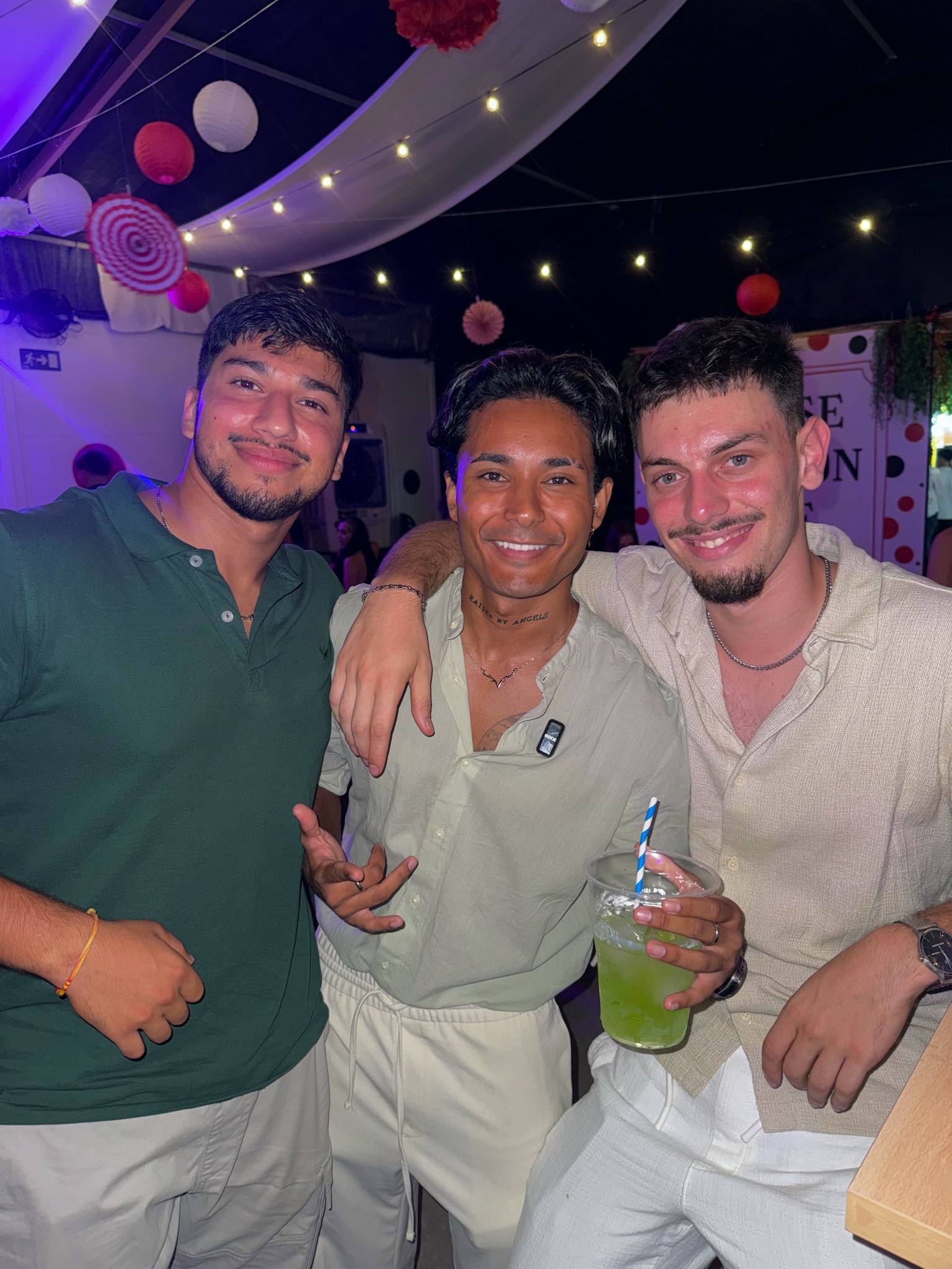 Sandro con amigos en una noche de fiesta