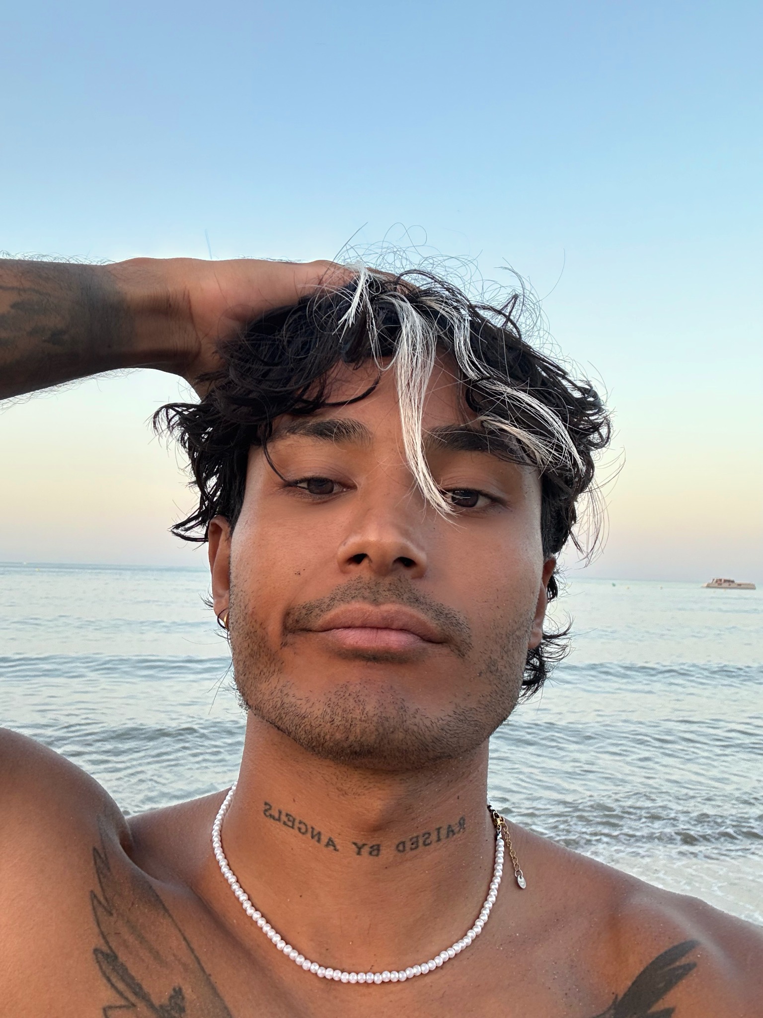 Sandro junto al mar
