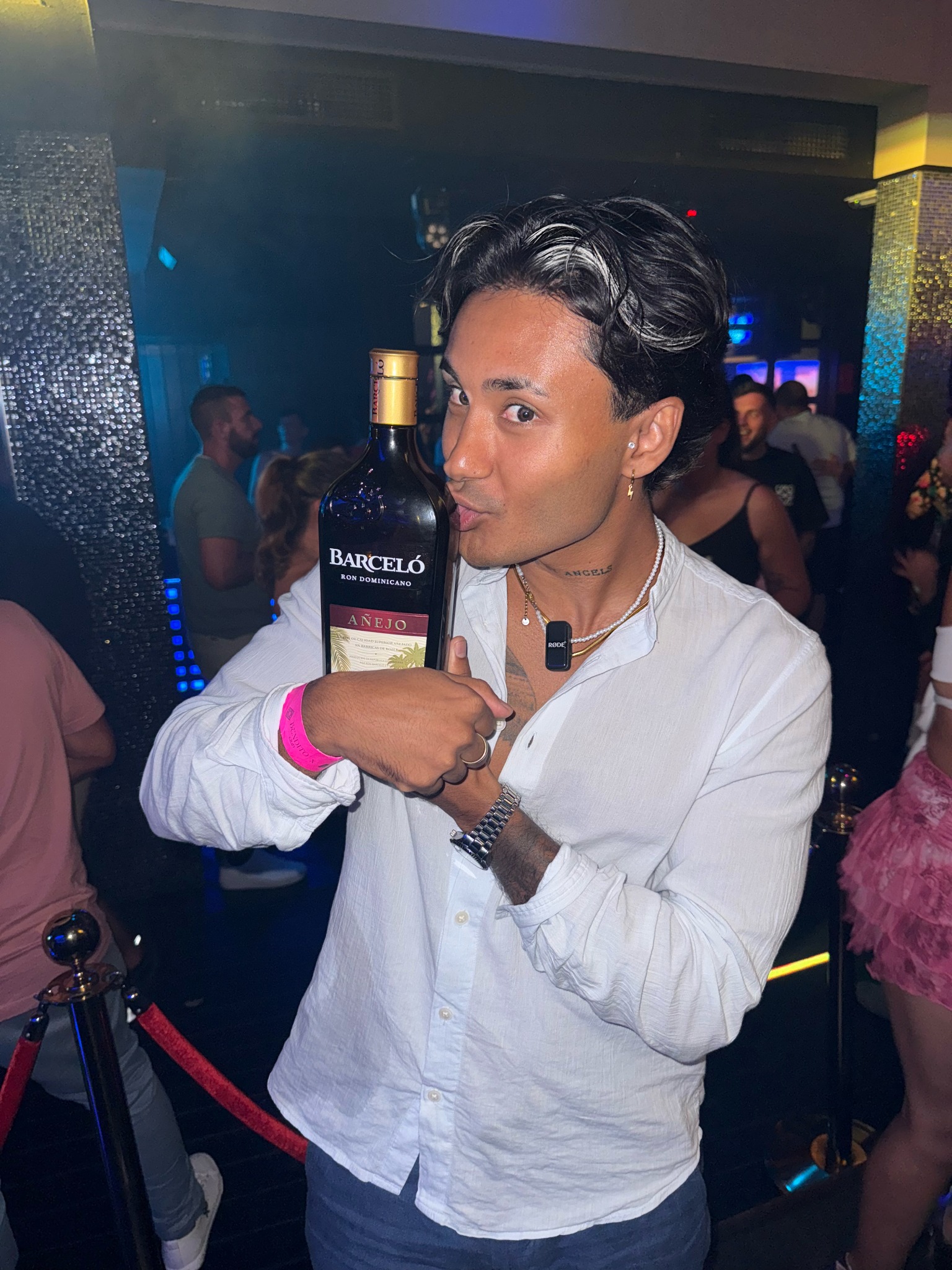 Sandro disfrutando de una noche de fiesta
